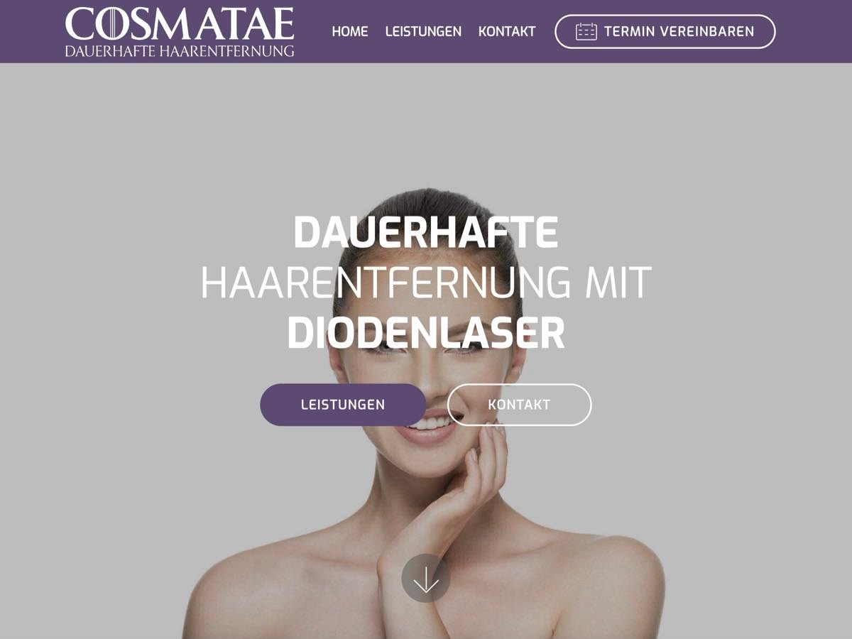 Cosmatae vor dem Redesign: Text über einem bildschirmfüllenden Foto, kein Preis, kein Weg zur Terminbuchung.